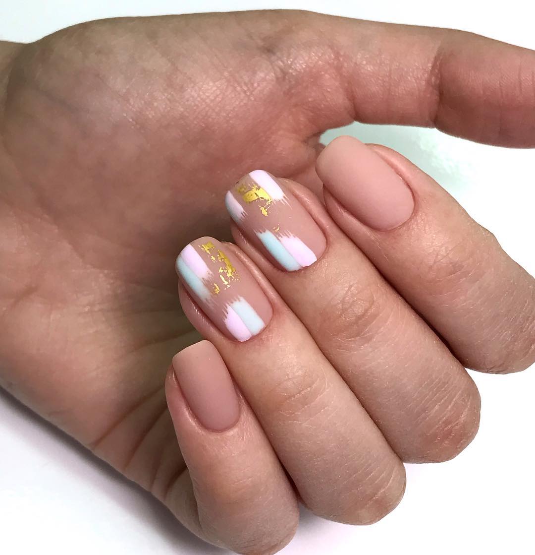 Brush stroke nails: небрежные художества на ногтях снова в тренде