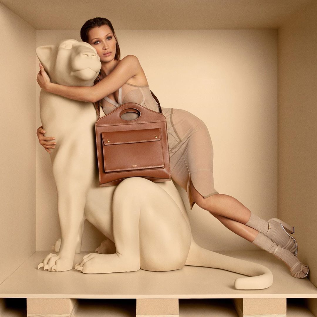 Гаряче! Оголена Белла Хадід прикрила досконале тіло сумочкою відомого бренду