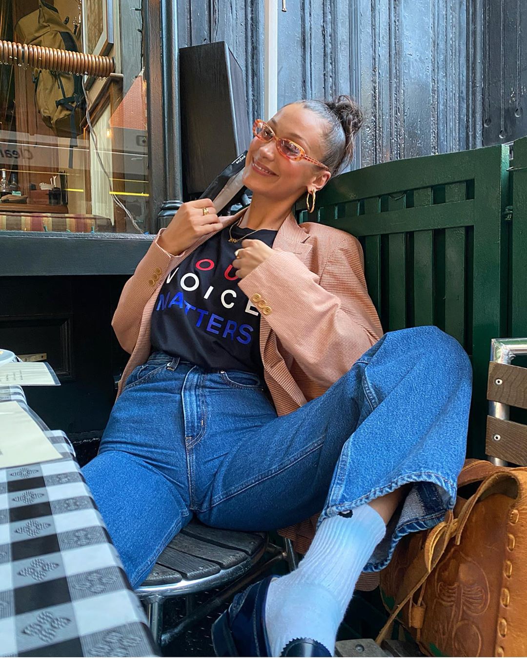 Ідеально для осені: Белла Хадід показала, з чим носити наймодніші джинси сезону