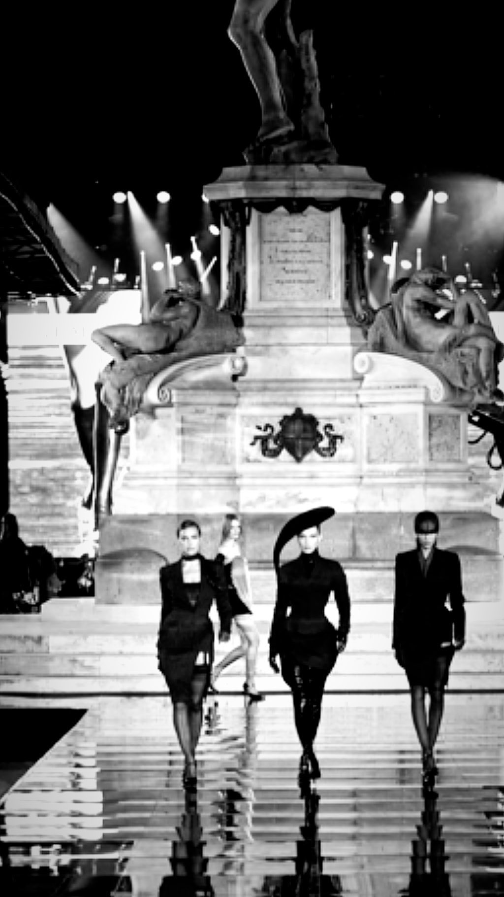 Бунт на подіумі: Белла Хадід підкорила Флоренцію екстравагантним вбранням від культового дизайнера