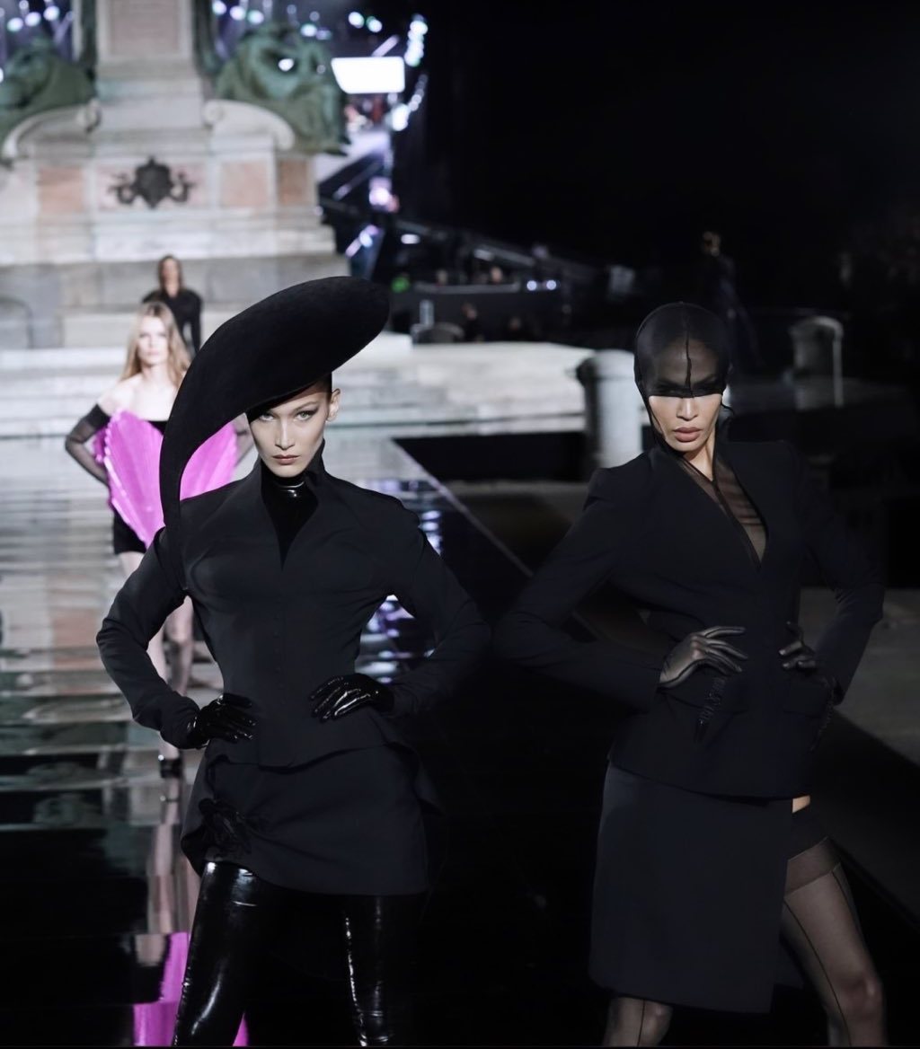 Бунт на подіумі: Белла Хадід підкорила Флоренцію екстравагантним вбранням від культового дизайнера