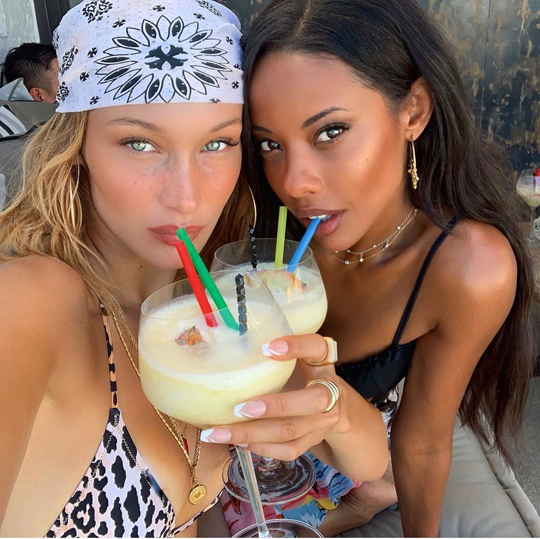 Блонд їй до лиця: Белла Хадід захопила мережу новою зачіскою і пишними грудьми