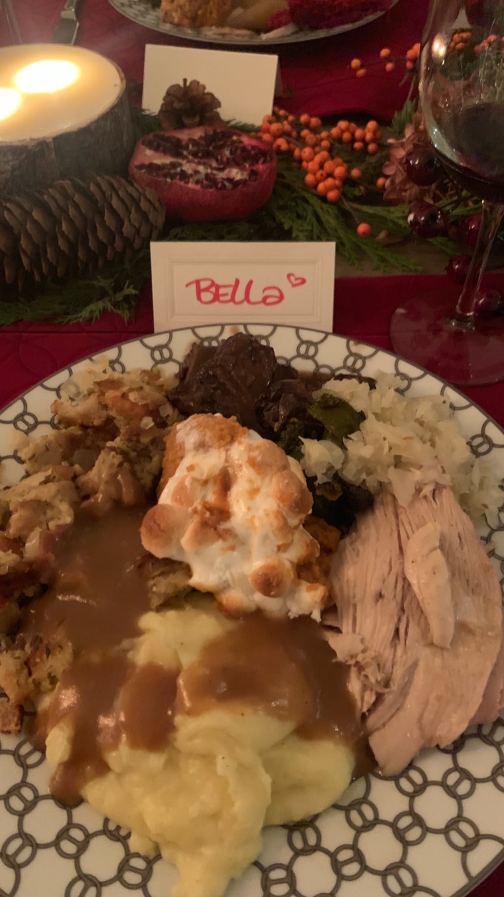 Дикое Рождество: Белла Хадид восхитила стройной фигурой в необычном наряде