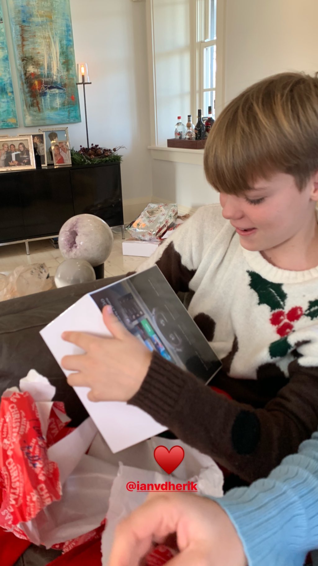 Дикое Рождество: Белла Хадид восхитила стройной фигурой в необычном наряде