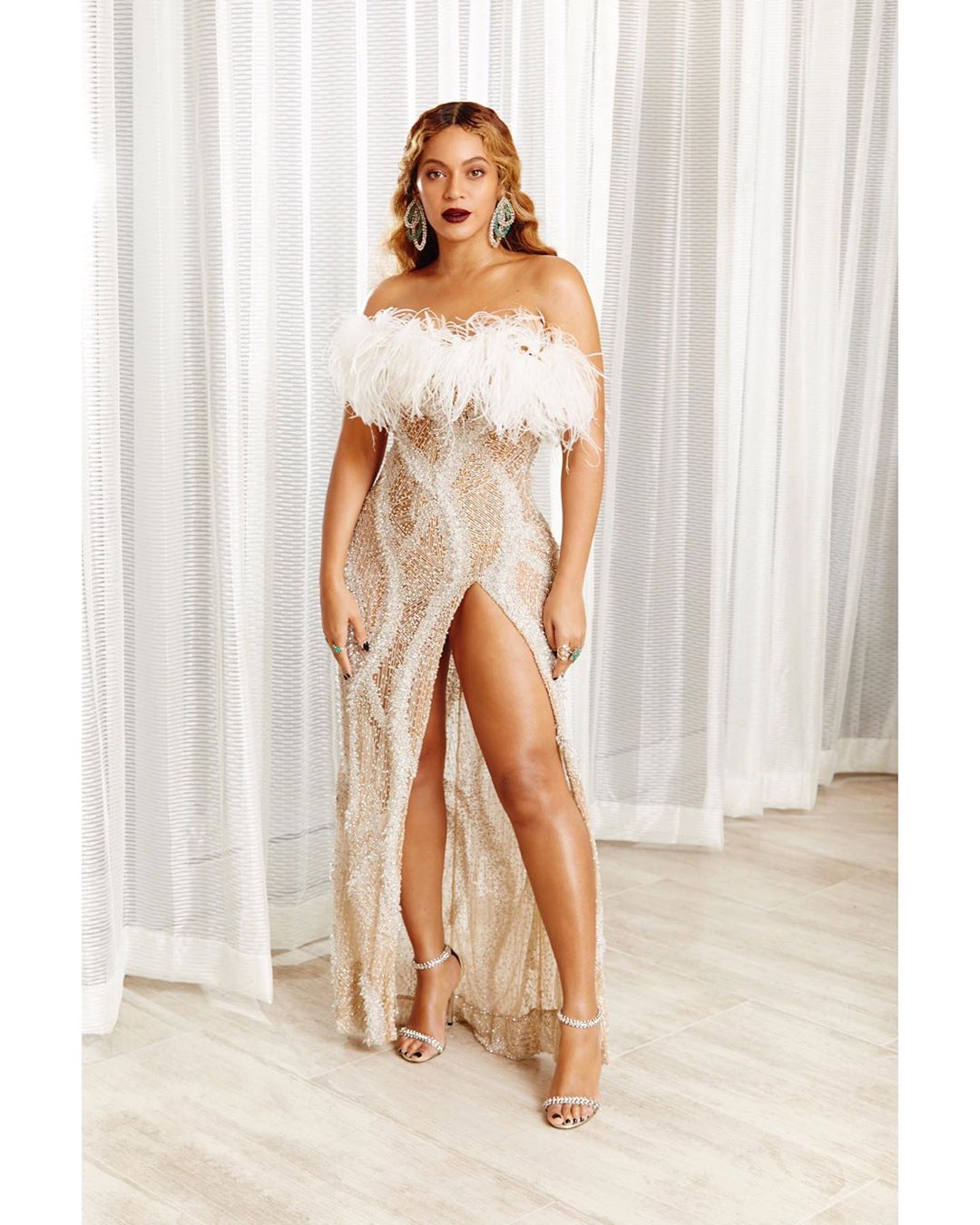 В духе &quot;Великого Гэтсби&quot;: Бейонсе блистает в роскошном &quot;голом&quot; платье Roberto Cavalli