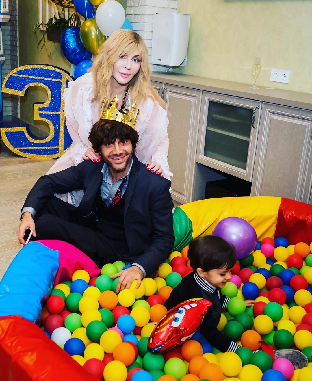 Все в сборе: Ирина Билык умилила редким фото с мужем и подросшим сыночком