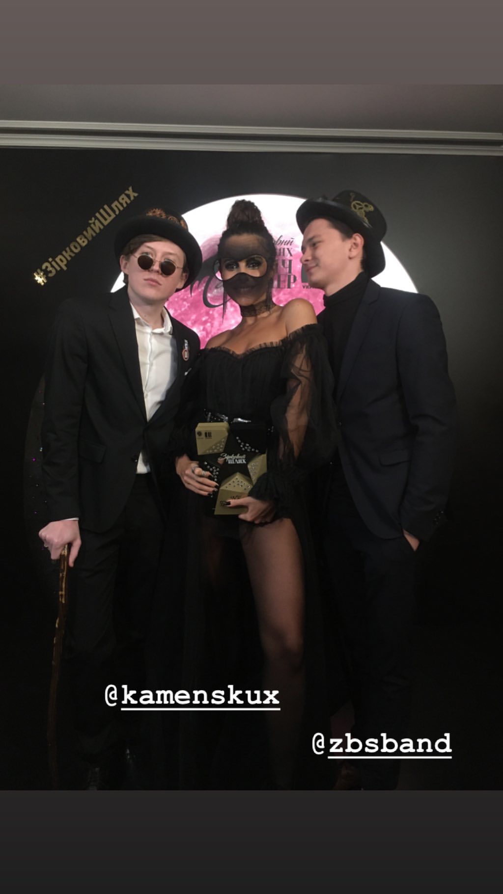 Каменських в прозорій сукні і масці-окулярах показала жаркий поцілунок з Потапом