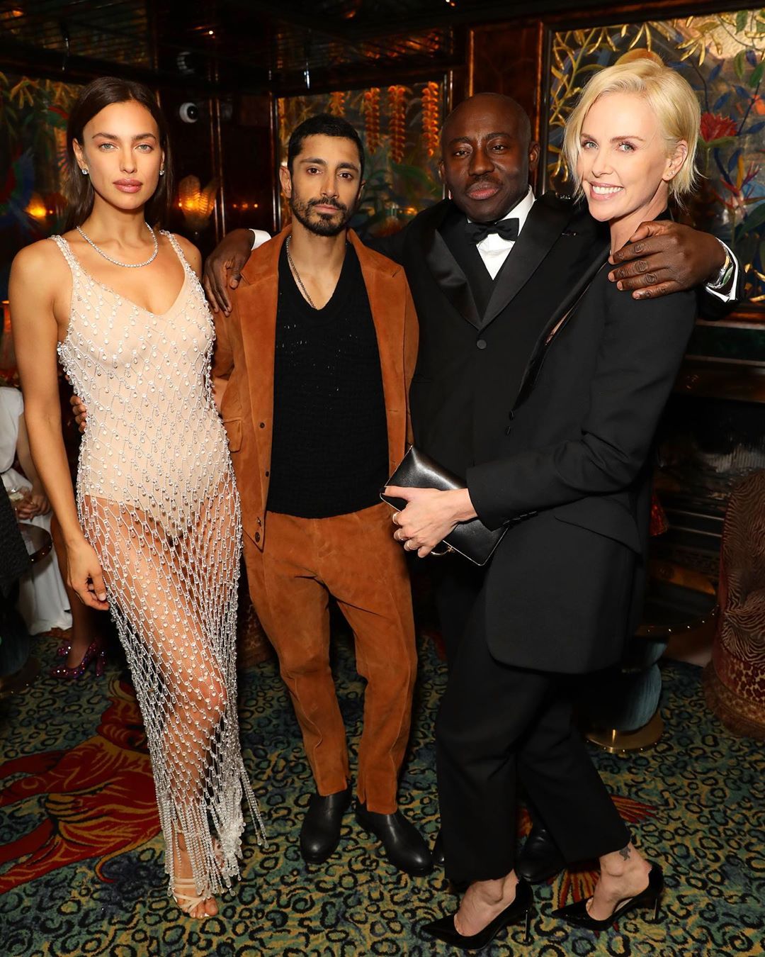 Она совершенна! Ирина Шейк покорила роскошным телом в соблазнительном платье-сетке