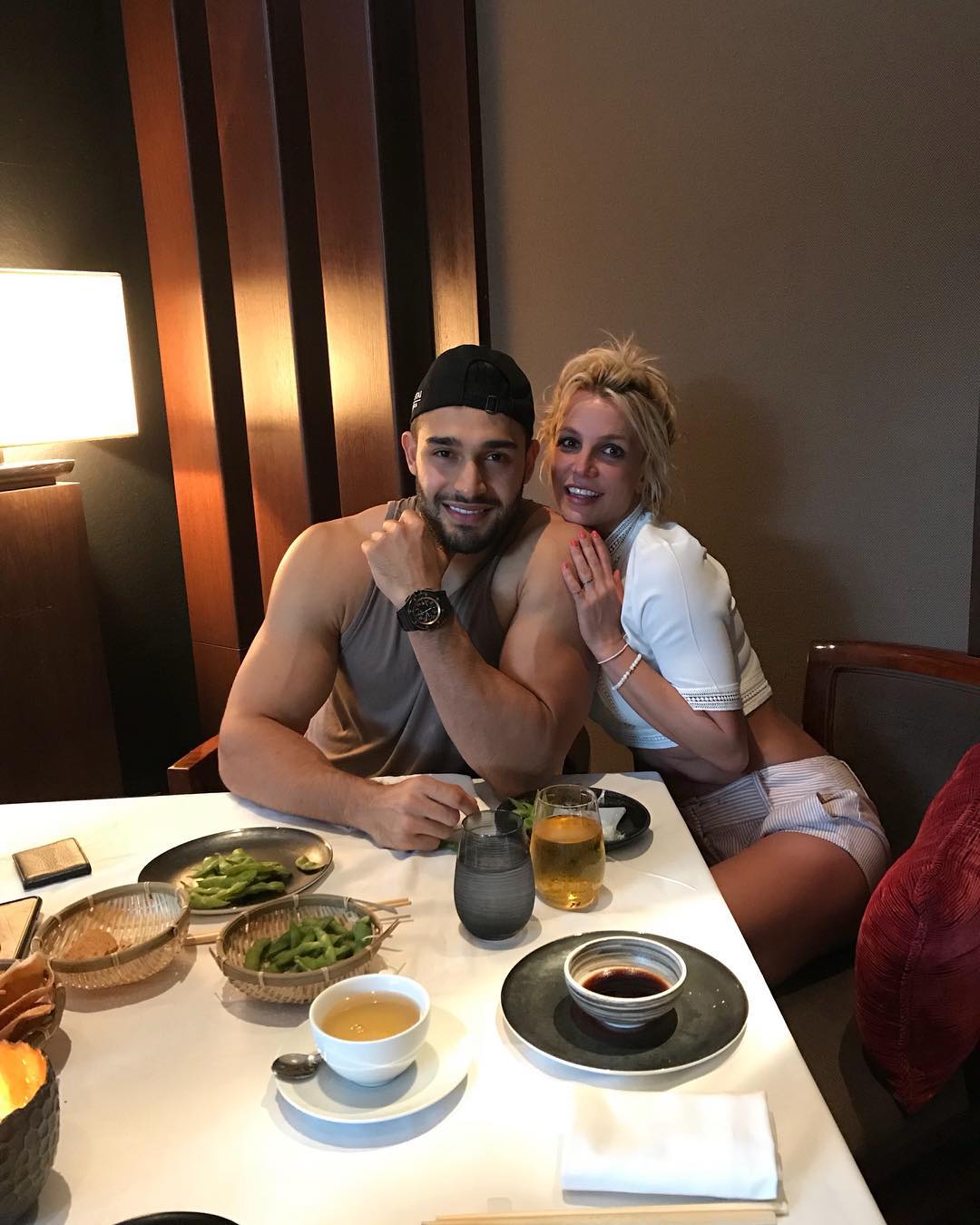 Гаряче! Брітні Спірс демонструє сміливе декольте і стрункі ноги