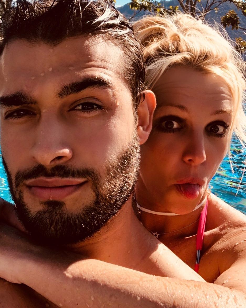 Приятное с полезным: Бритни Спирс показала жаркие кадры с отдыха и упражнения для идеальной фигуры