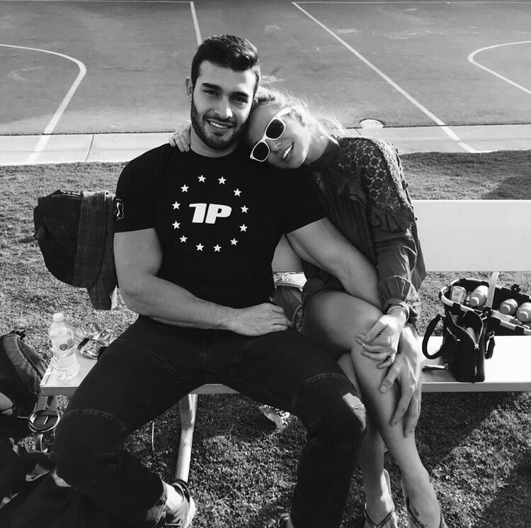 Гаряче! Брітні Спірс демонструє сміливе декольте і стрункі ноги