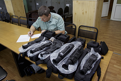 Російські митники затримали українку, яка перевозила тепловізори