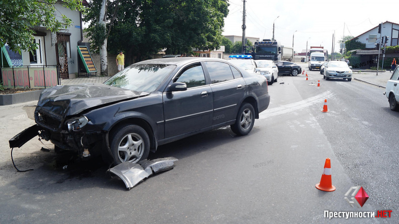 В Николаеве электрокар Tesla столкнулся с грузовиком