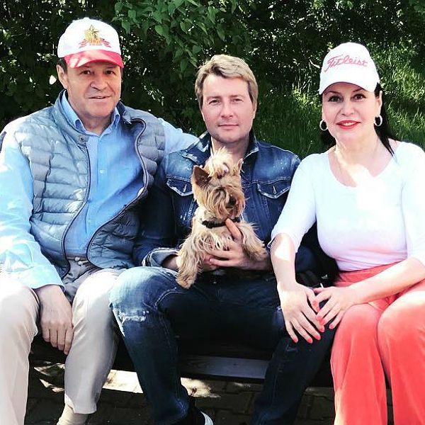 У Николая Баскова умер отец, но концерт певец не отменил