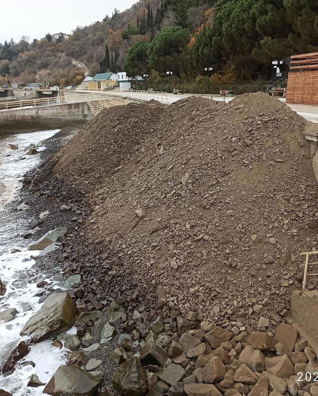 В Крыму уничтожили популярный пляж: мусор свозят самосвалами (фото)