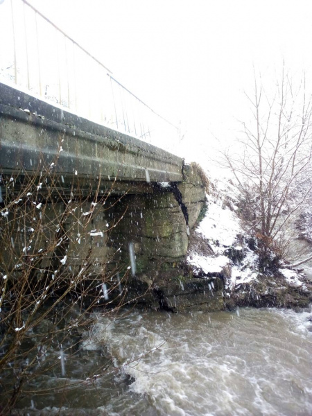 Паводок на Закарпатье: вода повредила бетонный мост