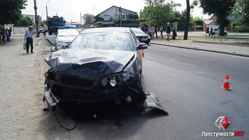 В Николаеве электрокар Tesla столкнулся с грузовиком