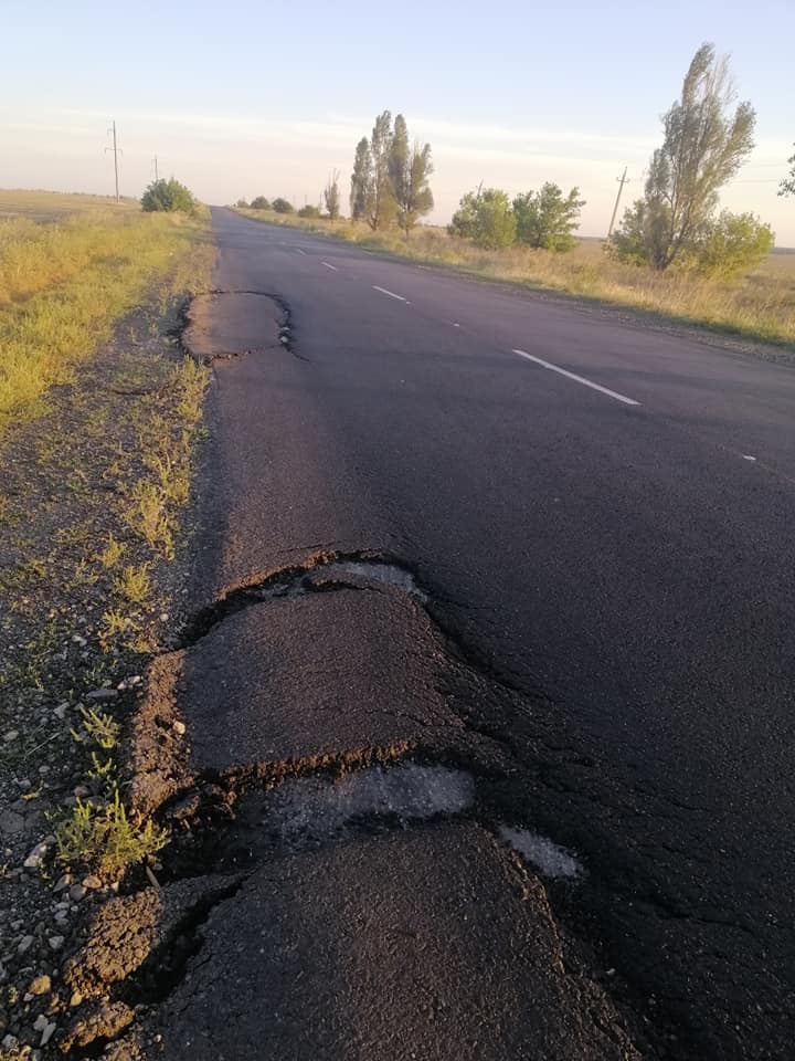 Під бердянськом "посипалась" нова траса: не простояла і місяць (фото)