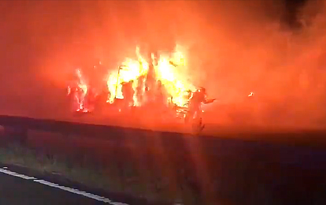 У Британії зіткнулися три вантажівки і загорілися, є загиблий