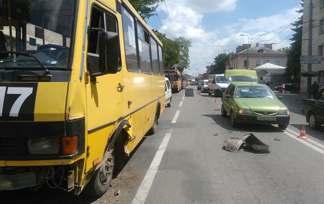 У Тернополі зіштовхнулися три легкові машини та дві маршрутки
