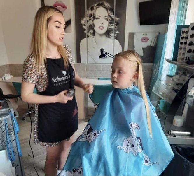 Второклассница из Шепетовки пожертвовала своими волосами ради спасения онкобольной девочки (фото)