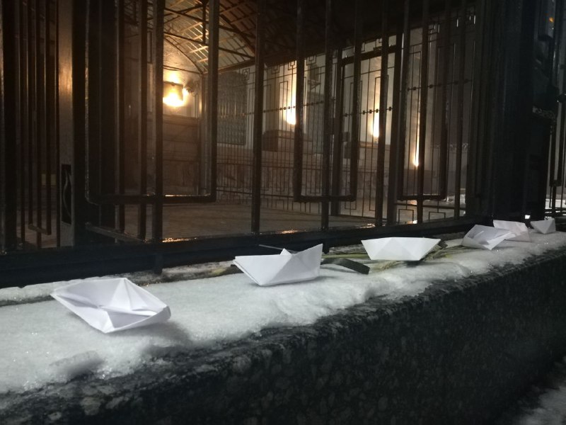 Активисты принесли шины под посольство РФ в Киеве