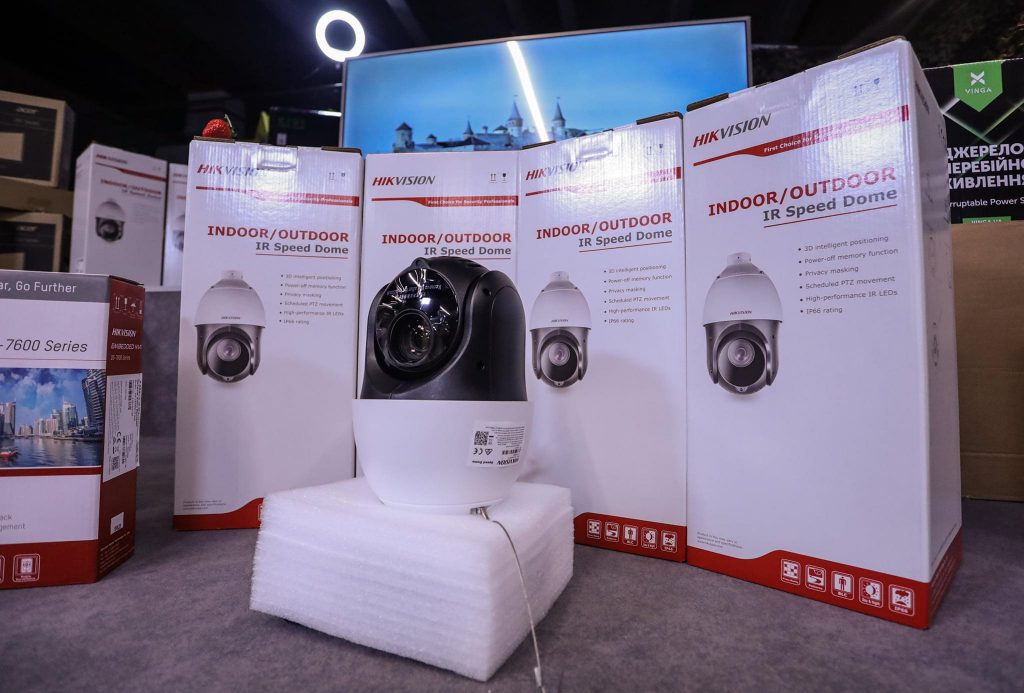 Порошенко с волонтерами приобрели на фронт полный комплекс оптической разведки