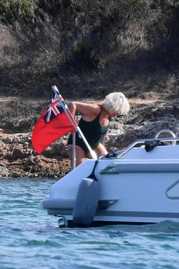 Дружина принца Чарльза засвітилася в купальнику на Сардинії: у мережу потрапили фото