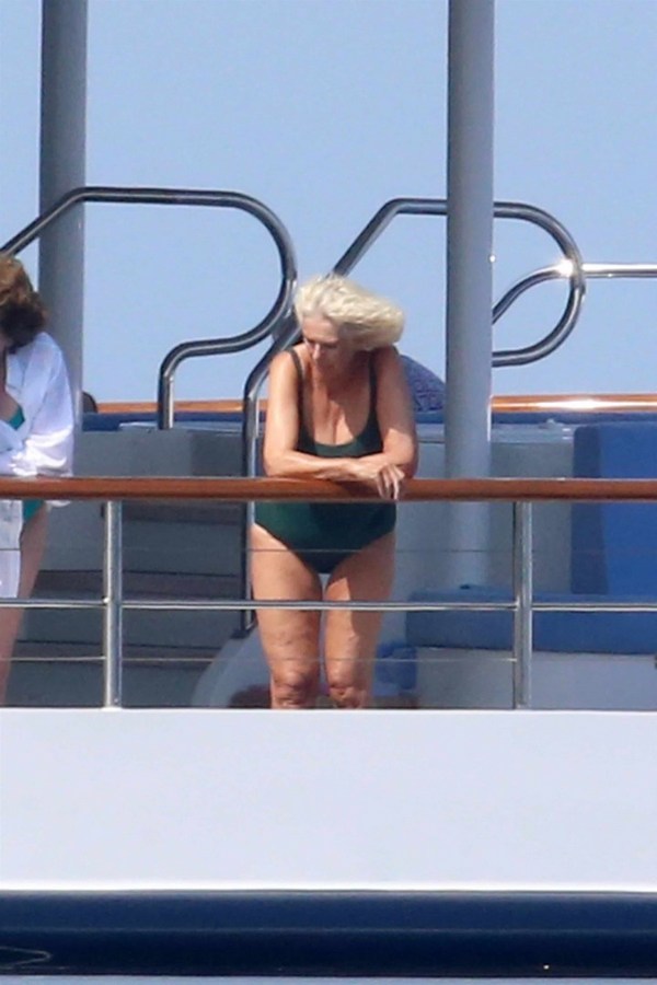 Дружина принца Чарльза засвітилася в купальнику на Сардинії: у мережу потрапили фото