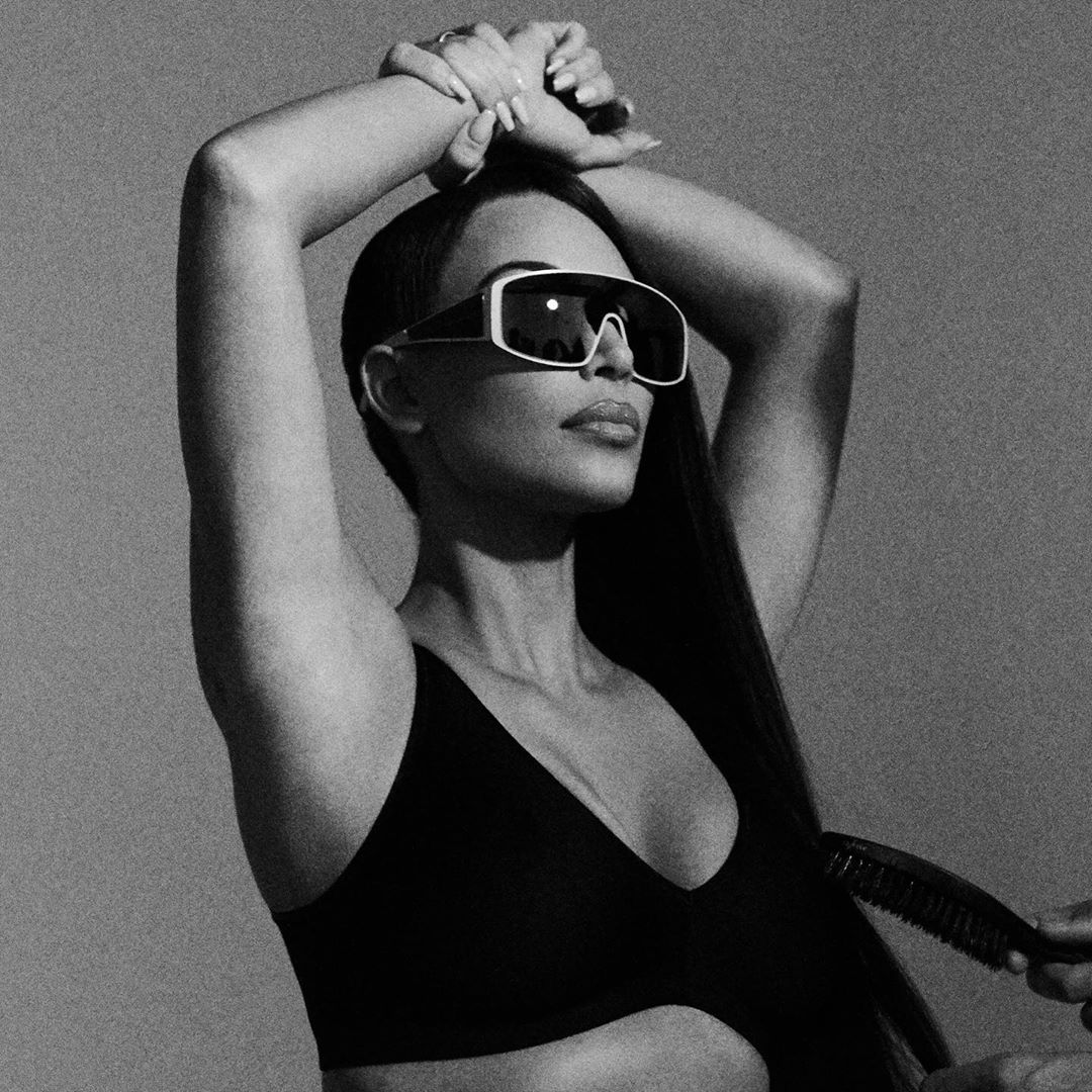 Очей не відвести: Кім Кардашьян блиснула розкішними формами в білому бікіні