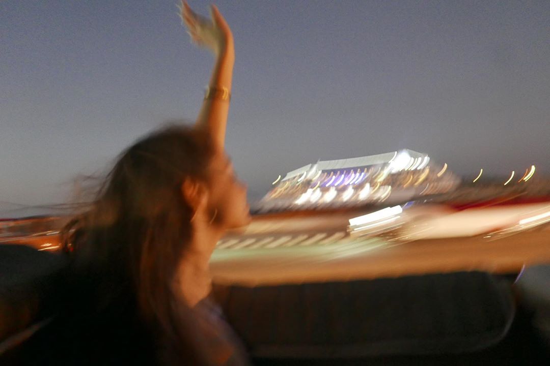 Словно подруги: неувядающая Кэтрин Зета-Джонс в компании дочери снялась в жизнерадостном ролике Fendi