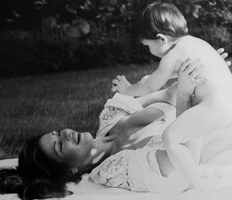 Фантастическая женщина: Кэтрин Зета-Джонс поразила натуральной красотой на архивном фото