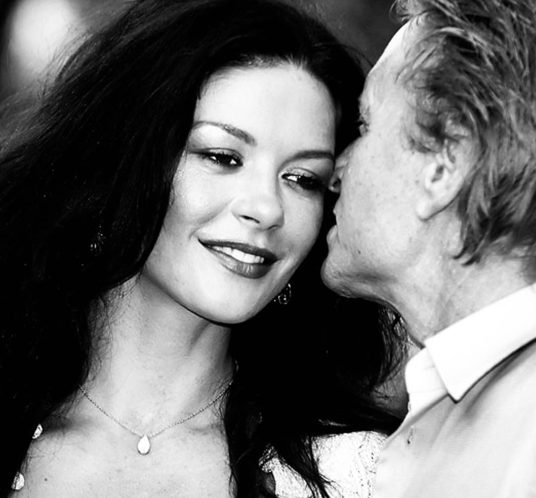 Глаз не отвести! Кэтрин Зета-Джонс вместе с юной дочерью блистает на обложке глянца