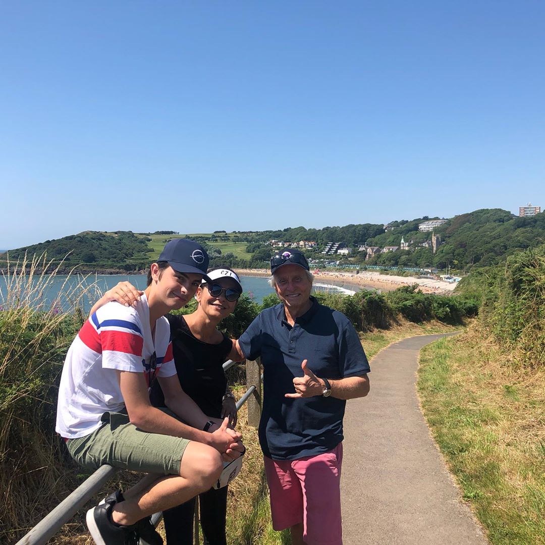 Счастливы вместе: Кэтрин Зета-Джонс опубликовала нежное семейное фото