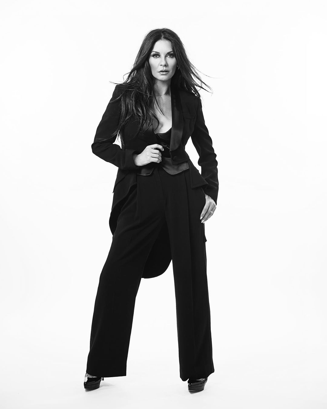 "Красота женщины с годами только растет": 49-летняя Кэтрин Зета-Джонс восхищает цветущим видом