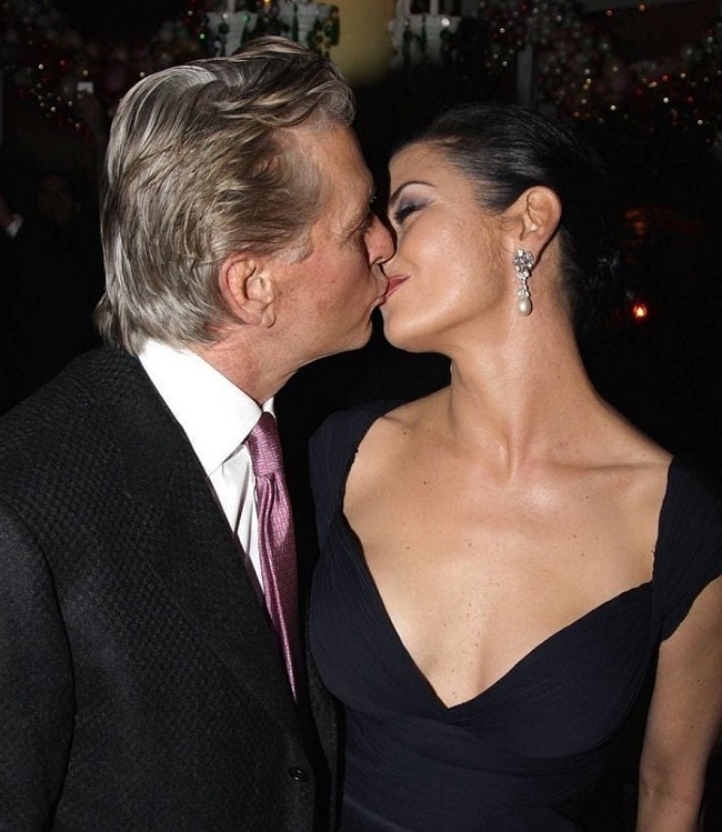 Счастливы вместе: Кэтрин Зета-Джонс опубликовала нежное семейное фото