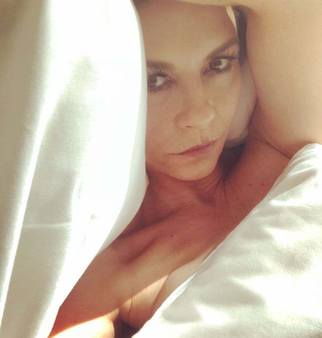 Смело! 50-летняя Кэтрин Зета-Джонс удивила откровенным фото из постели