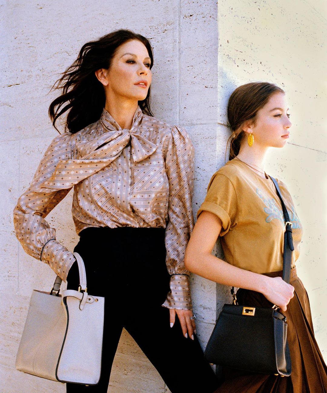 Смело! 50-летняя Кэтрин Зета-Джонс удивила откровенным фото из постели