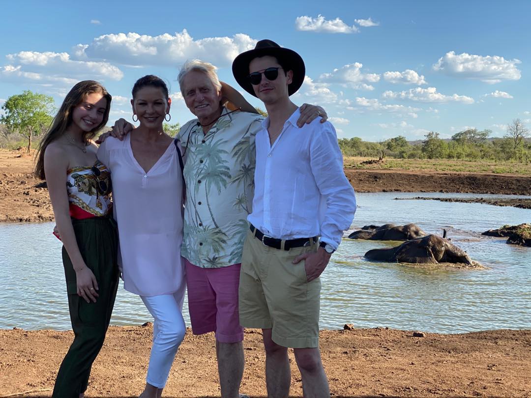 В Африку гулять: Кэтрин Зета-Джонс с мужем и детьми устроили "жаркие" рождественские каникулы