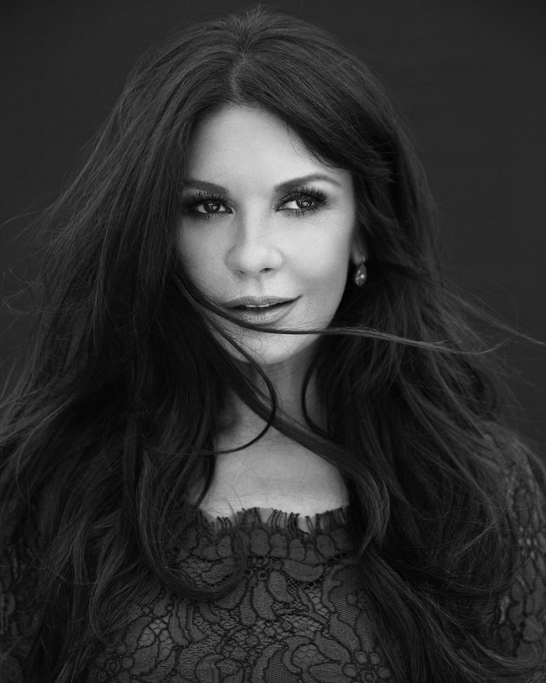 Їй точно 50? Кетрін Зета-Джонс приголомшила квітучим зовнішнім виглядом