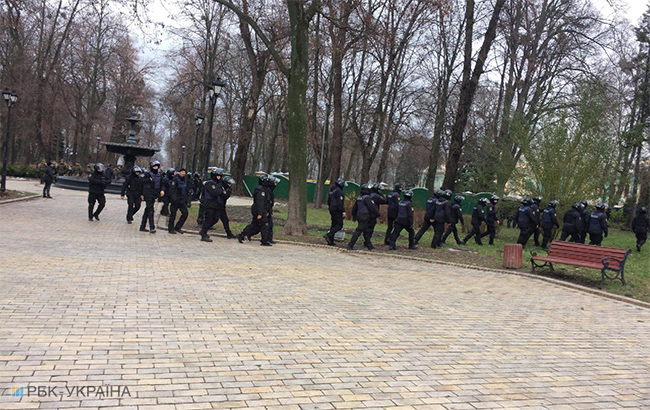 Під будівлю Ради стягують силовиків