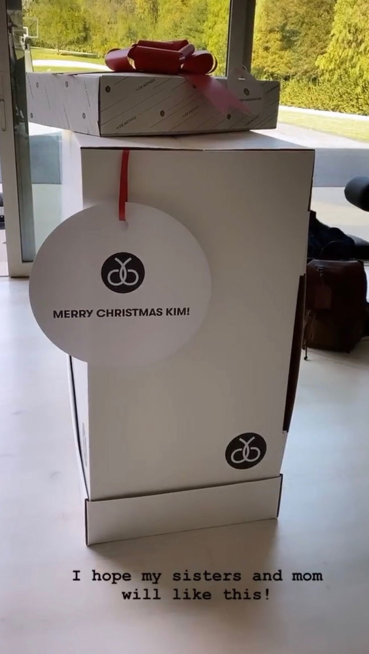 Вот так подарок! Ким Кардашьян предложила сестрам скульптурировать ягодицы на Рождество (фото)