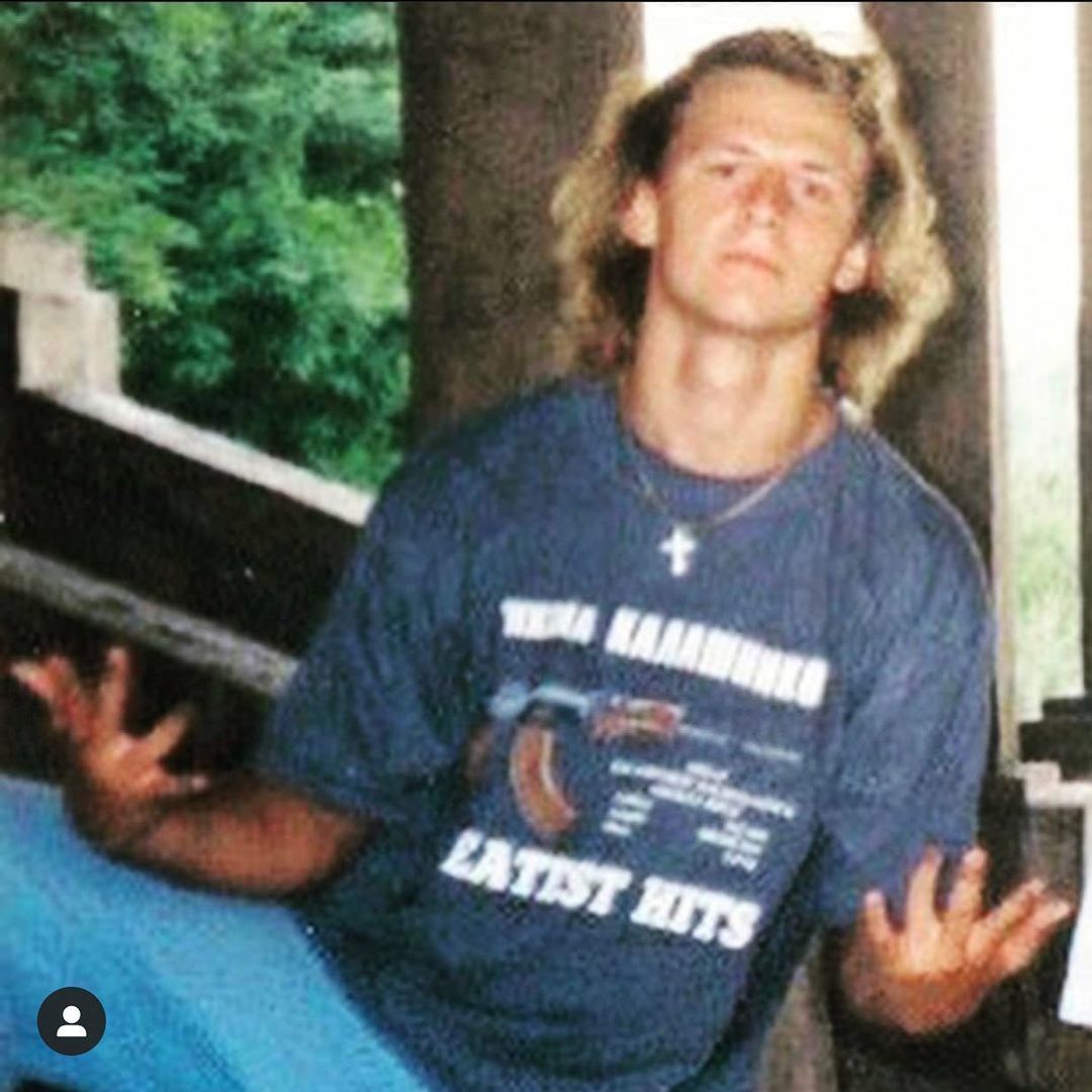 Потап "відкопав" старе фото, де він 18-річний молодик з кучериками