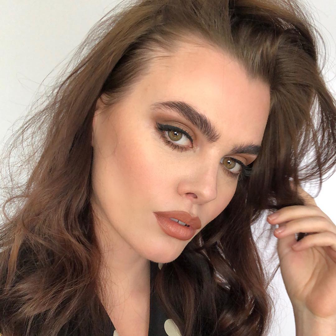 Дивись і вчись: зоряний візажист показала, як зробити трендовий макіяж в стилі 80-х