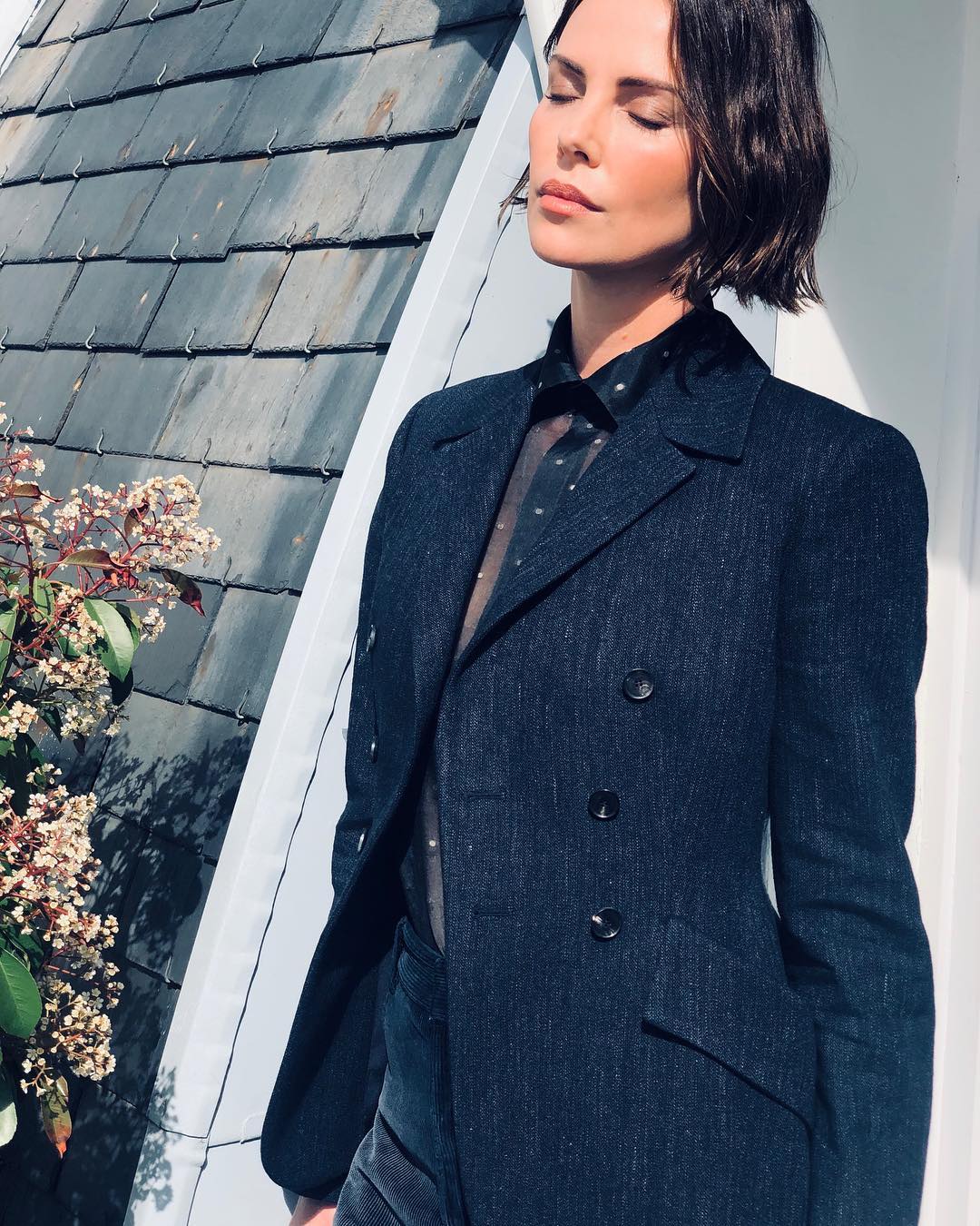 Впізнаєте? Шарліз Терон кардинально змінила зачіску і колір волосся