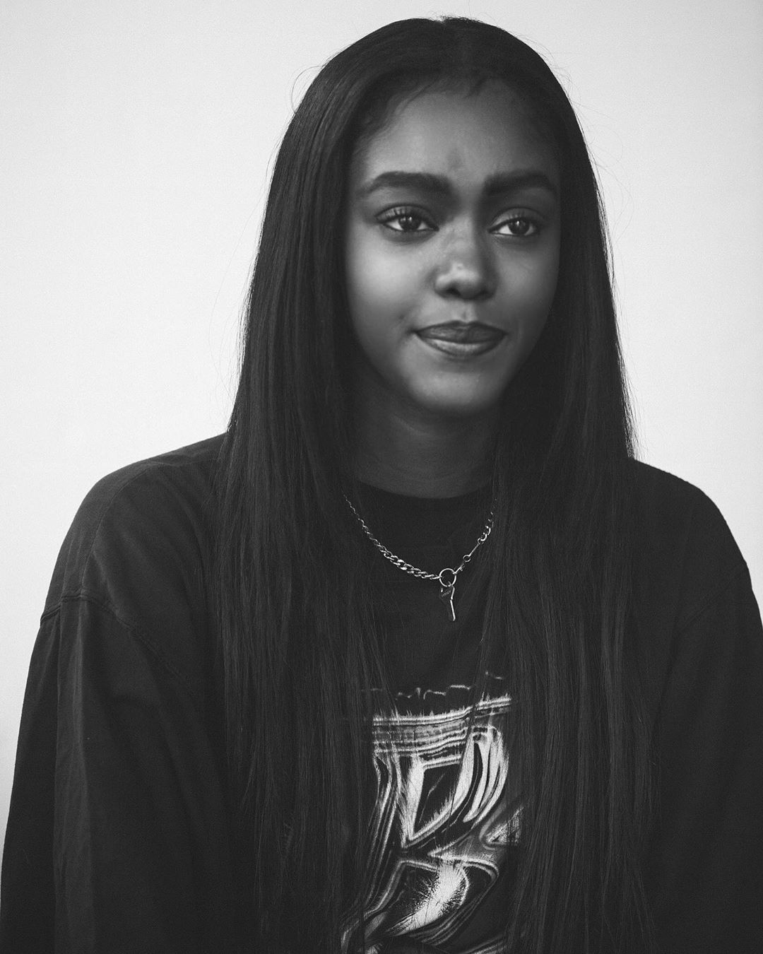 Відома 25-річна співачка була знайдена мертвою у власному будинку