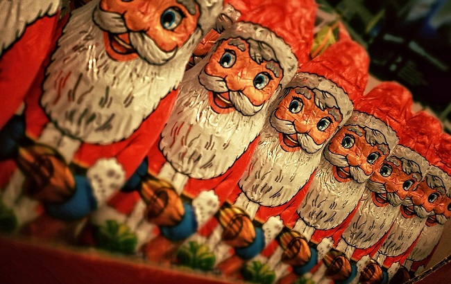 Святой Николай оставляет подарки под подушкой или в носках