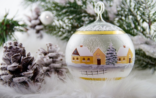 Прикраса з ялинкових іграшок