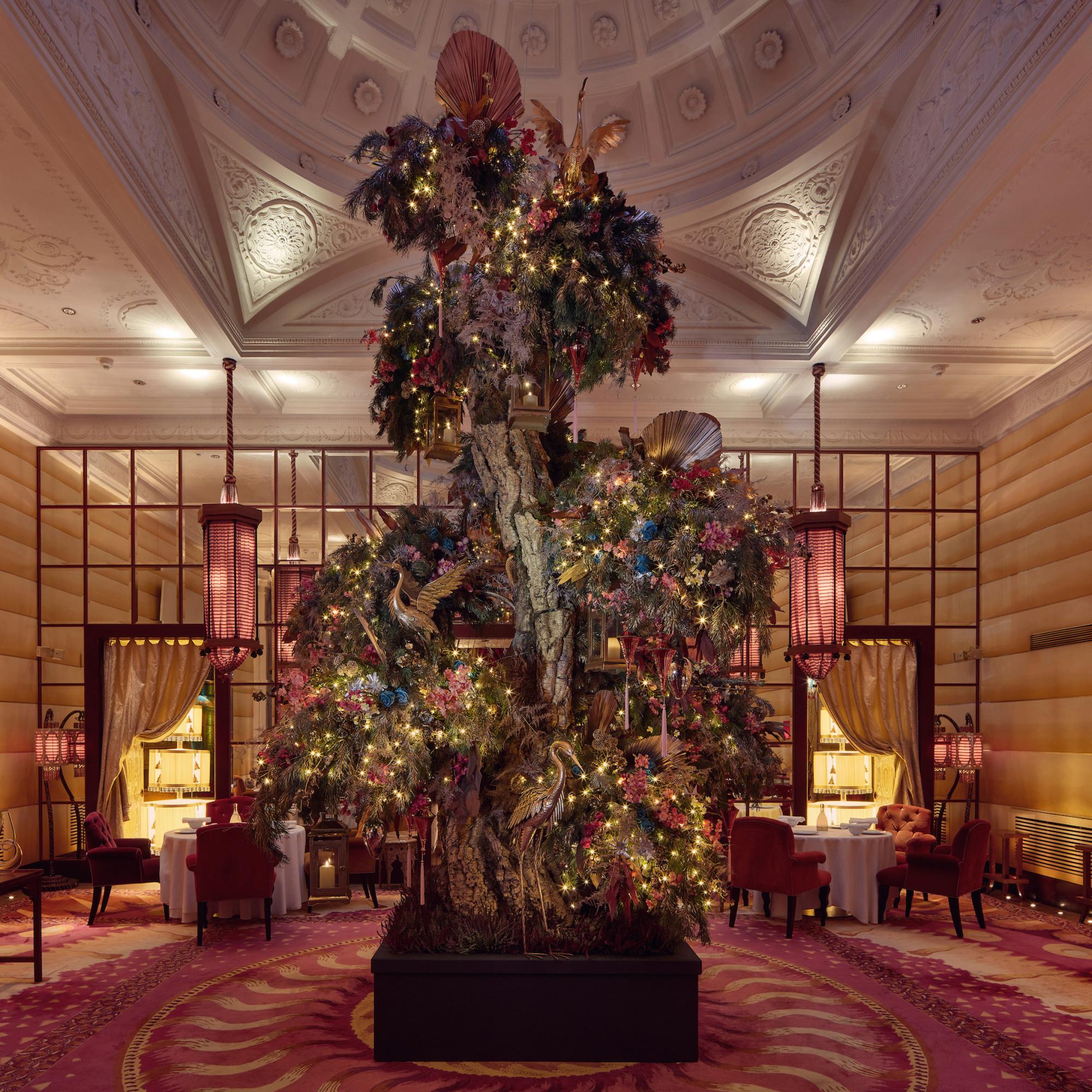 Шинуазрі і "Аліса в Країні Чудес": топ-10 фантастичних новорічних ялинок 2020