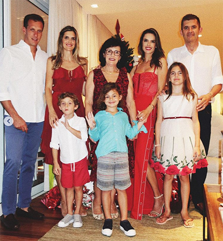 Поход в &quot;Диснейленд&quot; и оленьи рога: как западные звезды отметили Рождество 2018